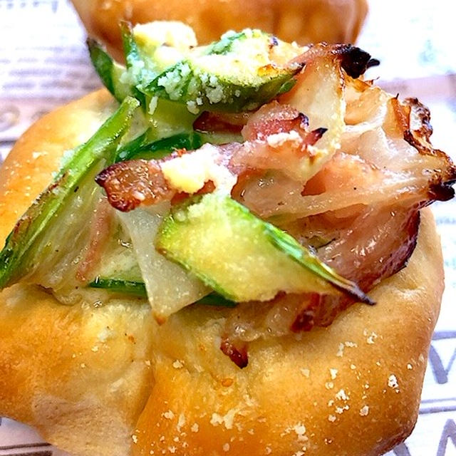 今日はオーブンバージョン！新緑の季節に旬のお野菜登場♪「アスパラとベーコンの春色ブレッド」作り