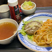 6..5☆【ウチの夜ごはん】パスタとハンバーグとトマトサラダ❣️ﾃﾞｽ。