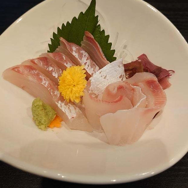 居酒屋　やじおで味わう、お刺身、ポテサラ、天婦羅盛り合わせ。