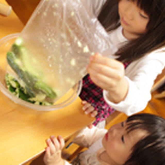 ５歳と１歳が作った韓国キュウリの海苔巻き《包丁を使わない料理》