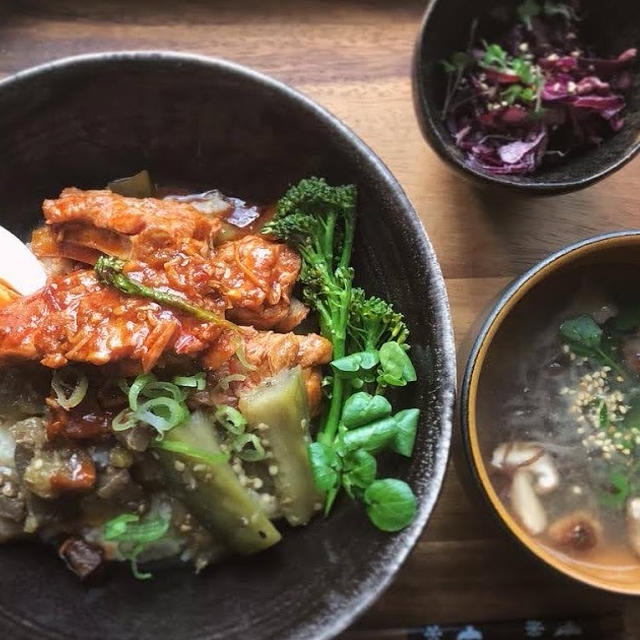 スペアリブととろとろ茄子のピリ辛玄米粥丼の献立