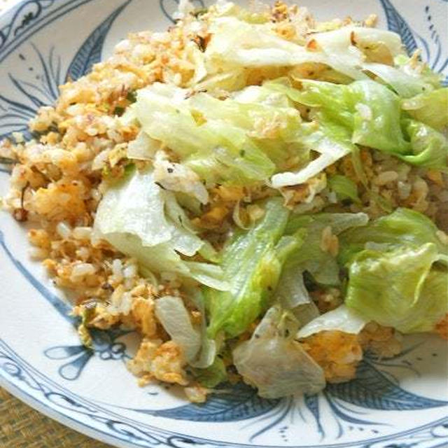 フーディストノート掲載！ちりめんじゃこと長ネギの和風ガーリックレタス炒飯。