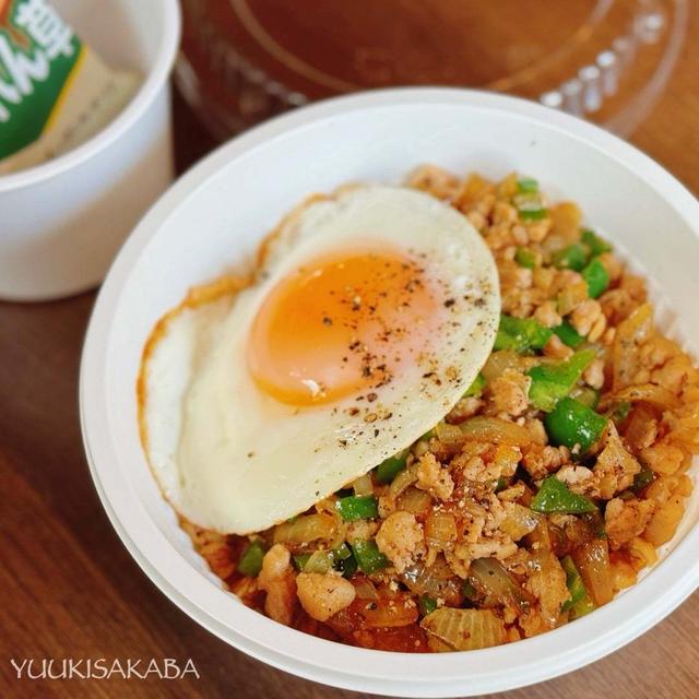 朝ラクラク♪鶏ひき肉の簡単丼弁当！春休みランチにもおすすめ、お肉も野菜も卵も摂れて、大満足の一杯