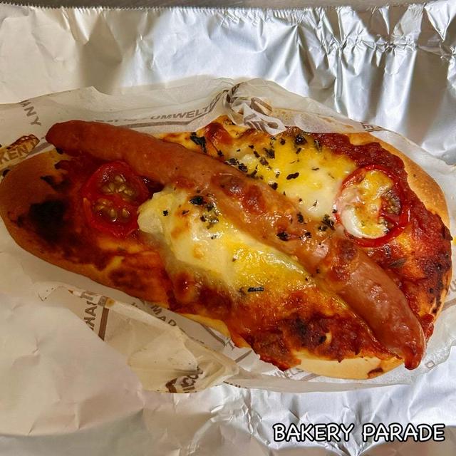 トマトとソーセージのピザと タンドリーチキン風カレーパン