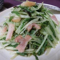 フライパンで一緒に湯がくだけ♪　水菜とベーコンのガーリックおひたし