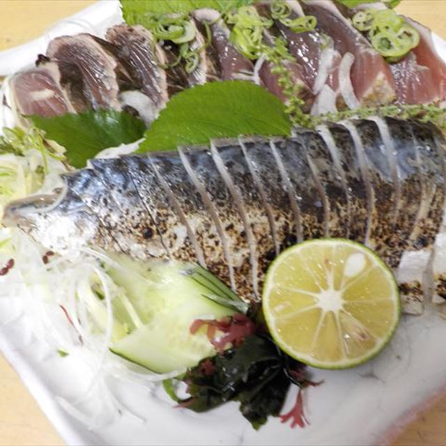 藁焼き戻り鰹のたたきと炙りしめ鯖、お惣菜で夕食。