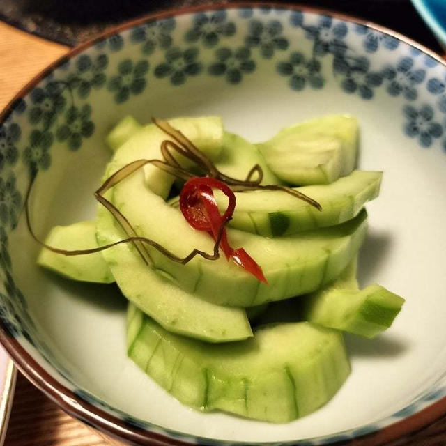 白うりの塩水漬け　半月にして塩水に漬ければ出来上がり！