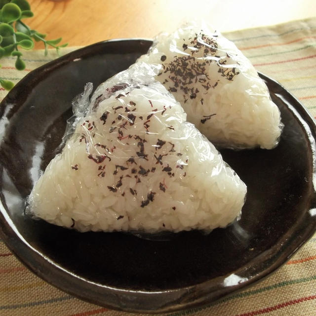 世界一簡単な三角おにぎりの作り方！パッタンおにぎり　基本のゆかり♪