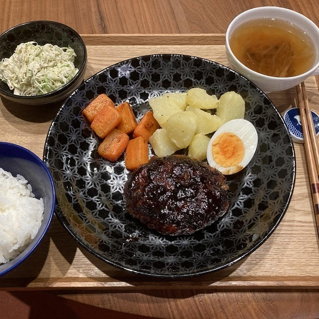 【献立】ハンバーグ、じゃがいものバターソテー、人参グラッセ、茹で卵、コールスロー、野菜スープ