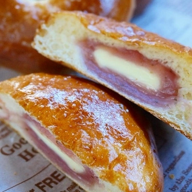 桜あん＆クリームチーズパンと、桜の塩漬けあんパン