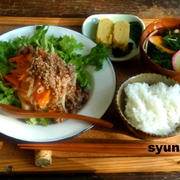 【簡単！！カフェごはん】豆腐ステーキサラダ＊オイスター肉味噌だれがけ定食