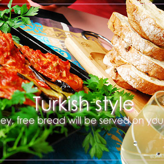 トルコ料理を作ったらエキメキしましょ♪－テーブルにパンを積んで。