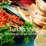 トルコ料理を作ったらエキメキしましょ♪－テーブルにパンを積んで。