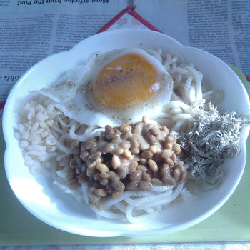 納豆＋目玉焼きの焼きうどん