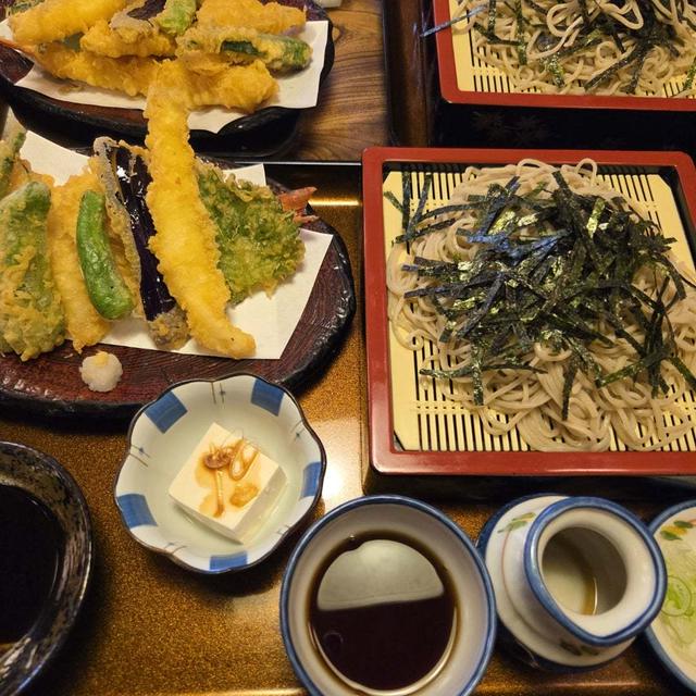 近所のお蕎麦屋さんでランチ