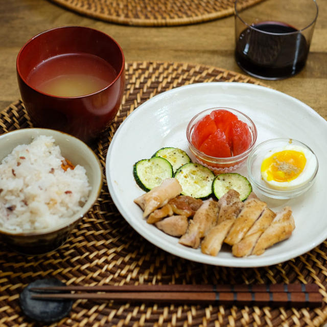 照り焼きチキン、ズッキーニのグリル、トマトのハニーマリネの献立