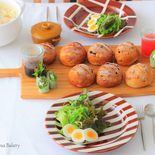 くるみレーズンパンの食卓。