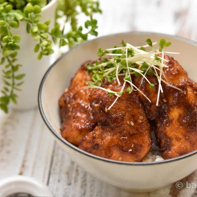 大満足！鶏むね肉のゴマ照り焼き丼｜むね肉を柔らかく仕上げるポイント