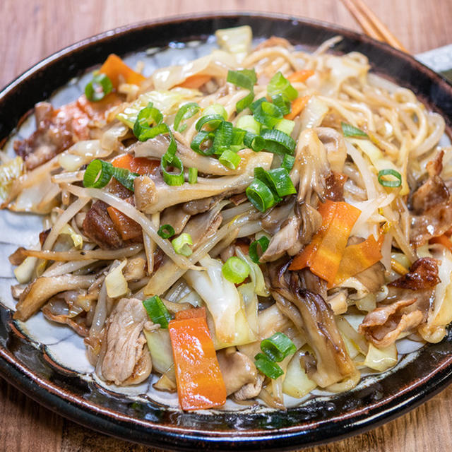 ほんのりトロミが美味しい「半固麺の中華風焼きそば」&「なんか懐かしい九州とんこつ味焼豚ラーメン」