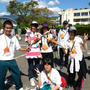 「学童フェスタ2011inおぎ」で炭火焼バームクーヘンを焼く