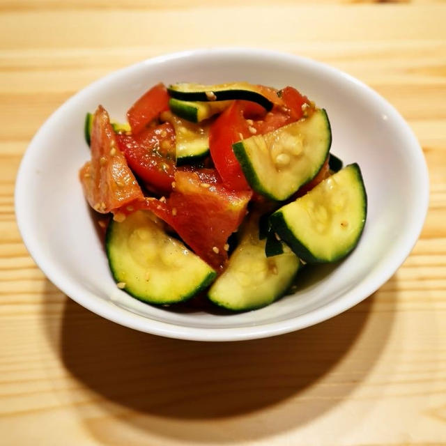 ズッキーニとトマトのごまサラダ　固めのトマトでもぜひ