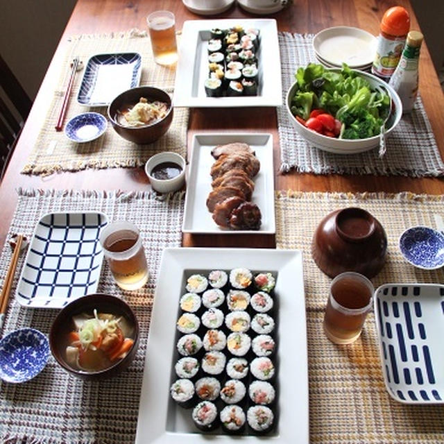 いろいろな細巻き と 焼き豚 と 具だくさんお味噌汁。
