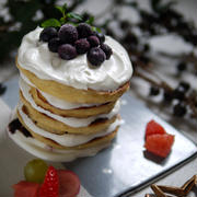 おかし作りが苦手でも♪ホットケーキでクリスマスケーキに挑戦！【ブルーベリーのネイキッドケーキ】