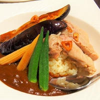 炊飯器鶏と夏野菜のカレー　　ご飯と一緒に炊飯器で柔らか鶏肉♪　　野菜の下ごしらえに「クックアップクッキングペーパー」