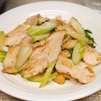 鶏胸肉とセロリの塩胡椒炒め