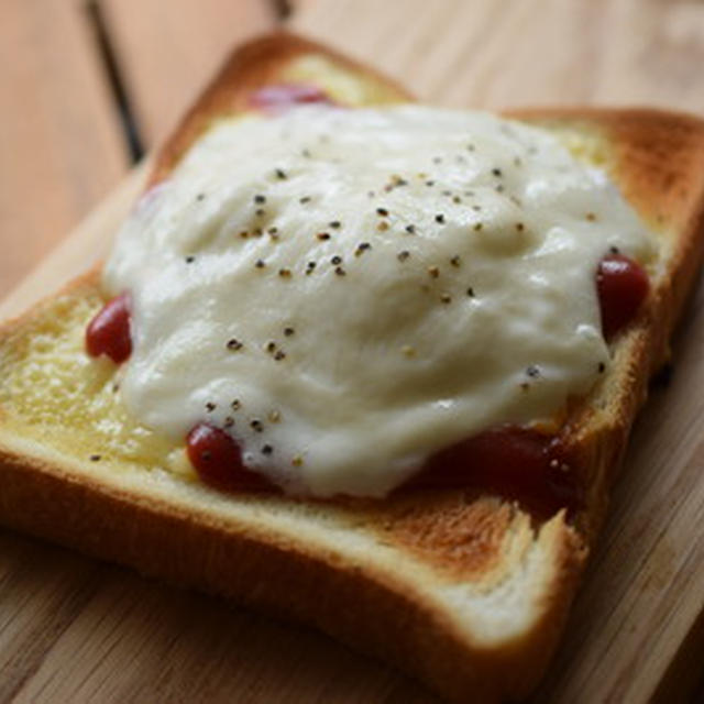 贅沢なランチ。ブラータチーズトースト。クリーミーで濃厚で。出来立てが美味しい