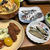 鶏のから揚げとポテトサラダの晩ご飯。高いところで眠るにゃんこ兄弟