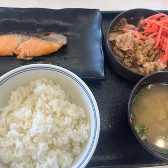 腹ごしらえに吉野家で牛鮭定食
