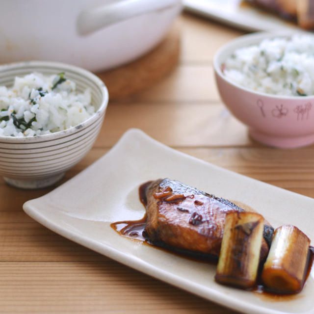 ブリの生姜醤油焼き。と定番のあの蒸し鍋で晩ごはん。