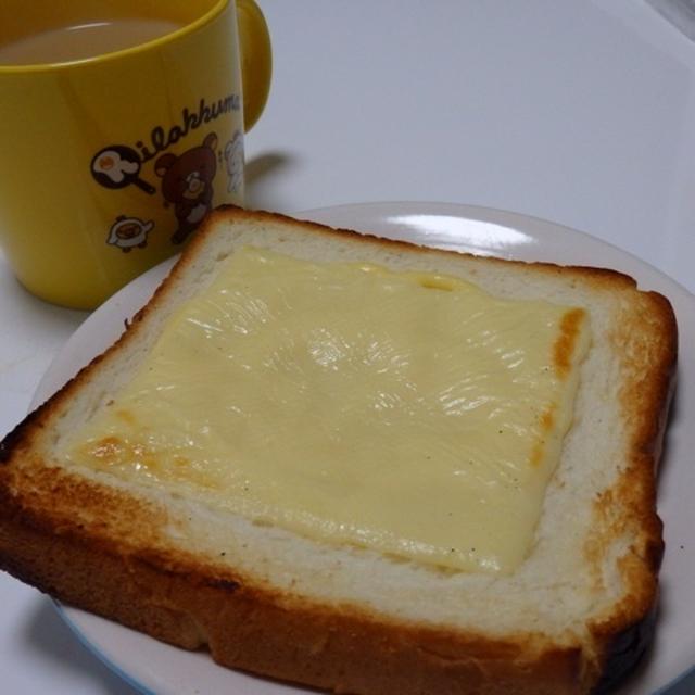 チーズトーストと豆乳オレ