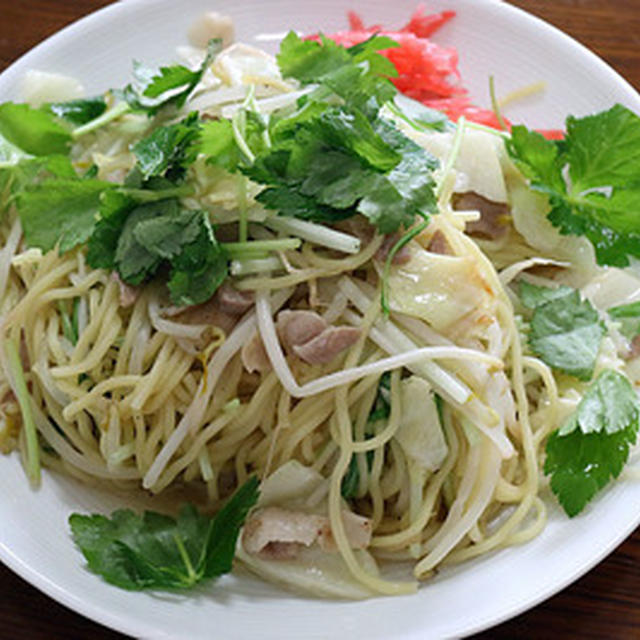 沖縄風の塩焼きそば　三つ葉入り