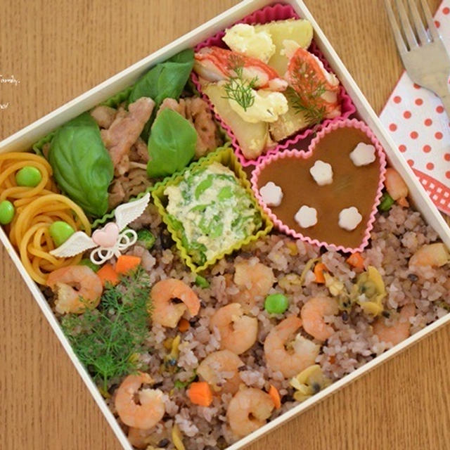 シーフードピラフのお弁当、最初に詰めたもの★11月3日(土)