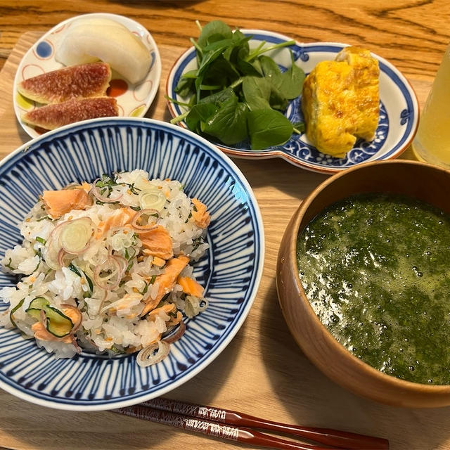 【鮭と薬味のさっぱり混ぜご飯とモロヘイヤのスープ　緑の無花果】