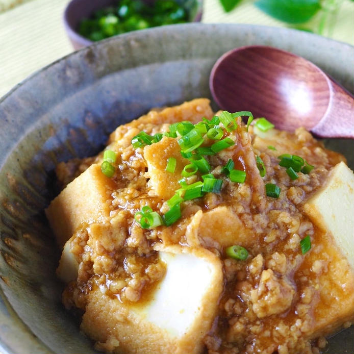 陶器に盛り付けた厚揚げのカレー煮