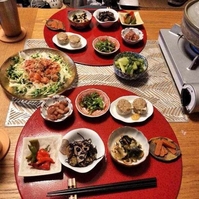 キャリーオーバーのカレー鍋とトマトとツナのマリネと小鉢7品で晩酌