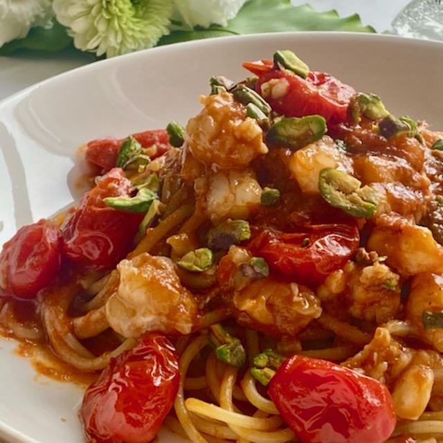 日曜パスタランチは濃厚赤エビとピスタチオのスパゲッティ