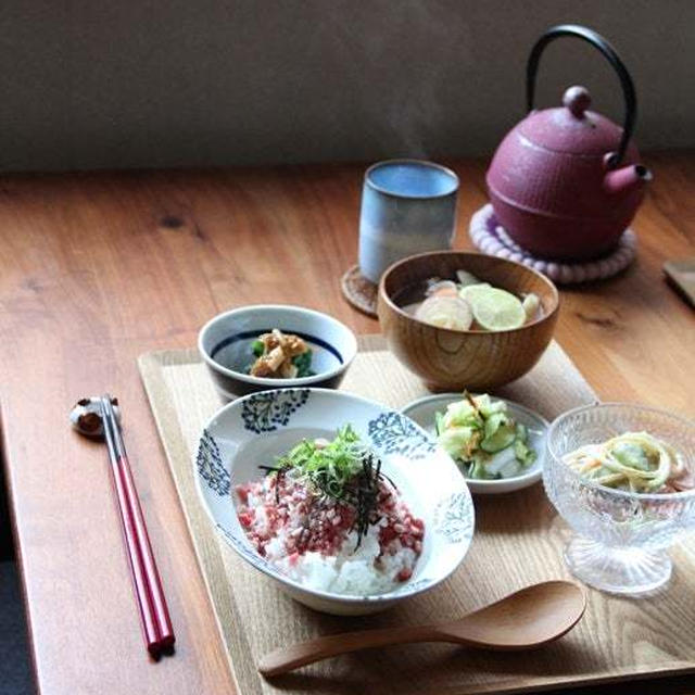 牛とろ丼 と けんちん汁。