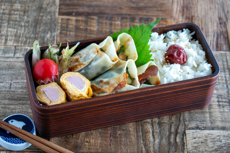 キュウリの食感が◎豚こまとキュウリのチーズ棒餃子弁当