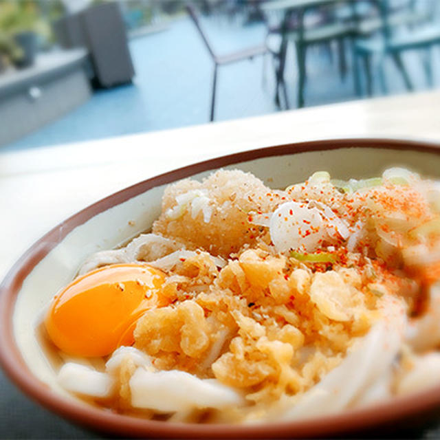 秋晴れの下、デパートの屋上でうどんを食べた