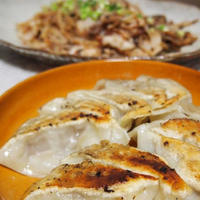 とびっきりの肉餃子と豚肉ともやしの梅豆板醤炒め