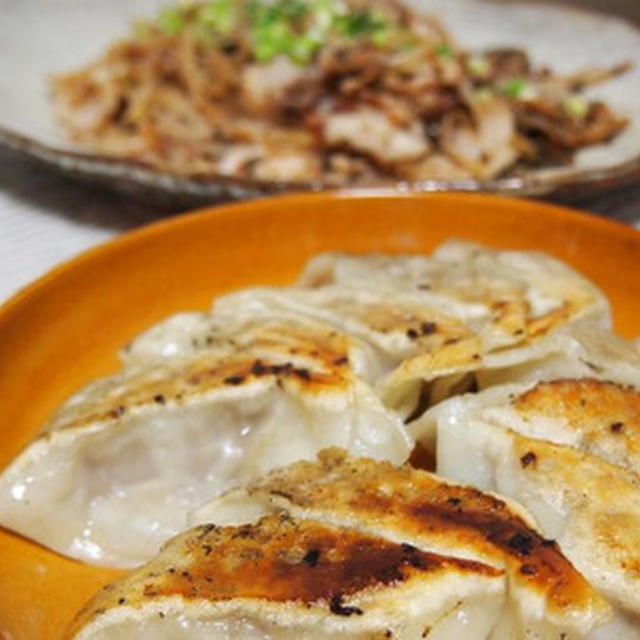 とびっきりの肉餃子と豚肉ともやしの梅豆板醤炒め