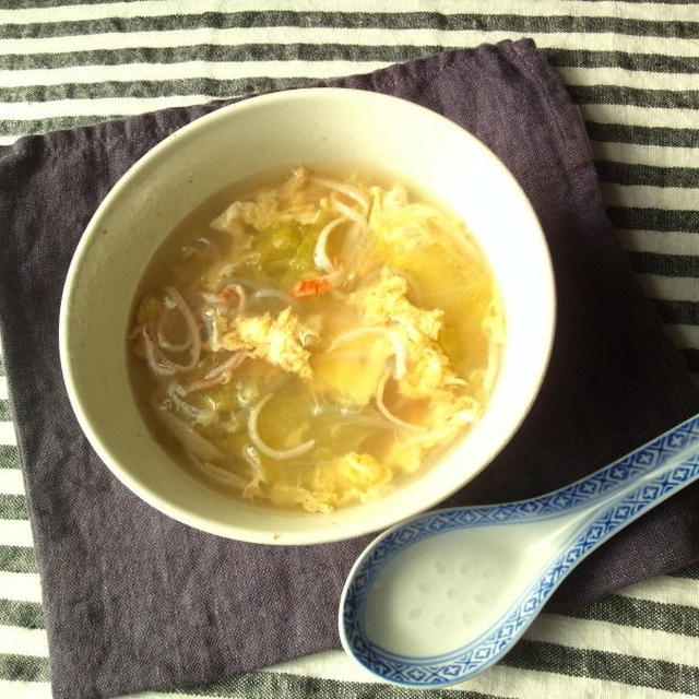 レタスとカニカマ、春雨の中華風スープ
