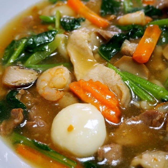 あんかけと太麺の組み合わせがたまらん！タイ庶民の味、「センヤイラートナー」