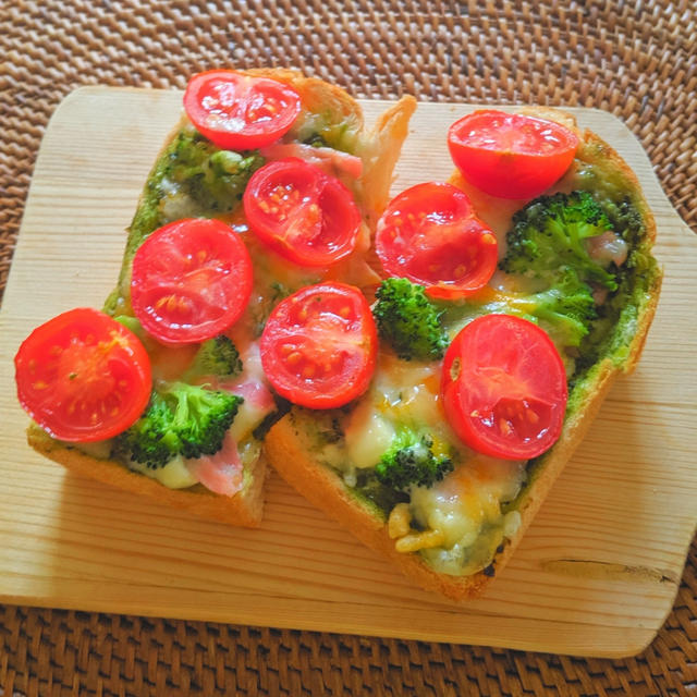 ミニトマトのバジルチーズトースト
