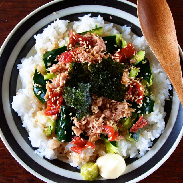 見た目はアレだけど、食べれば味はサラダ巻き！「ツナ梅きゅうり丼」