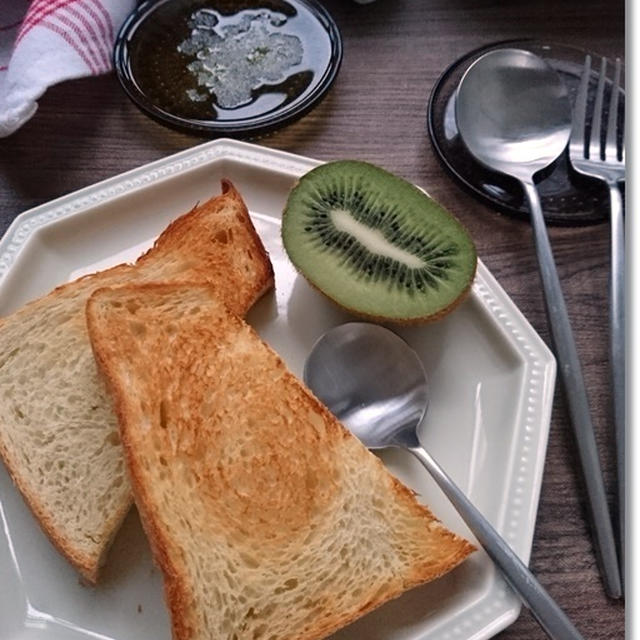 フワンフワンに焼けた角食は穴ぽこが…！と王子スプーンで食べる練習